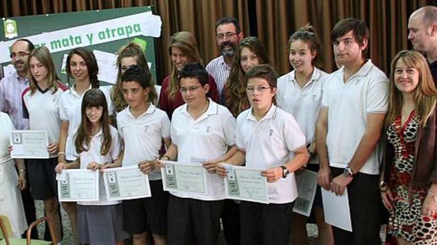 Los ganadores con el profesorado, la edil de Sanidad y el director de Salud Pública de Elda.