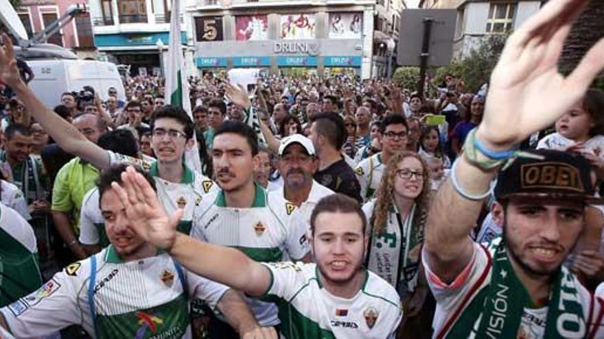 Concentración en contra del descenso del Elche.