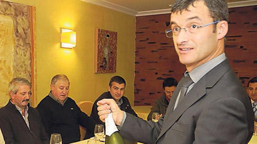 Alberto Varela, de pie, ayer, en la cata de cava en el restaurante Casa Sánchez.  // Bernabé/Javier Lalín