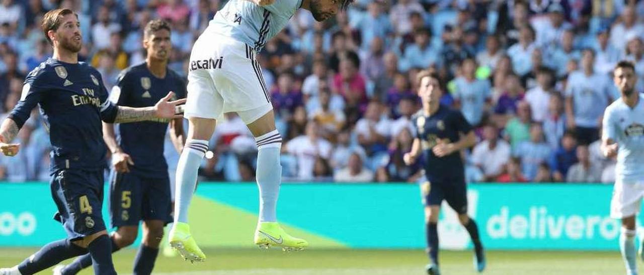 Remate de cabeza a bocajarro de Néstor Araújo que Courtois desvió a córner cuando Balaídos ya cantaba gol del Celta. // Alba Villar