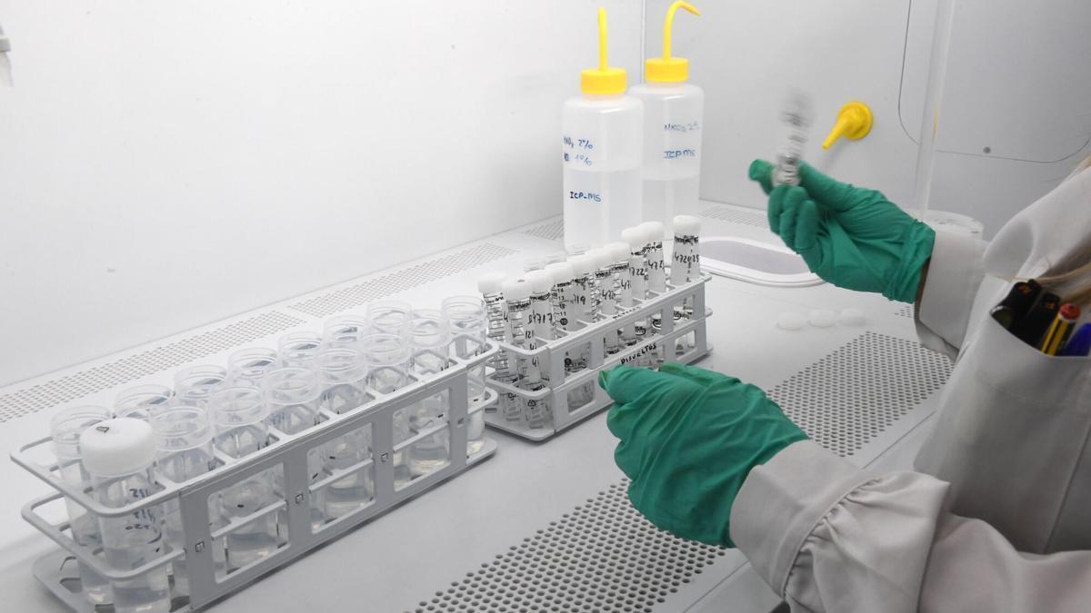 Un investigador en un laboratorio.