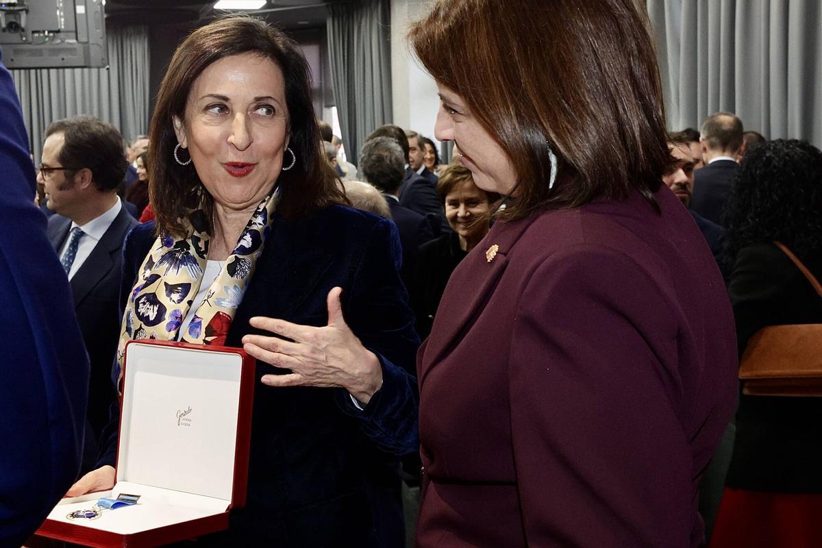 EN IMÁGENES: Margarita Robles recibe la Medalla de Oro de la Cámara de Comercio de Oviedo EN IMÁGENES: Margarita Robles recibe la Medalla de Oro de la Cámara de Comercio de Oviedo