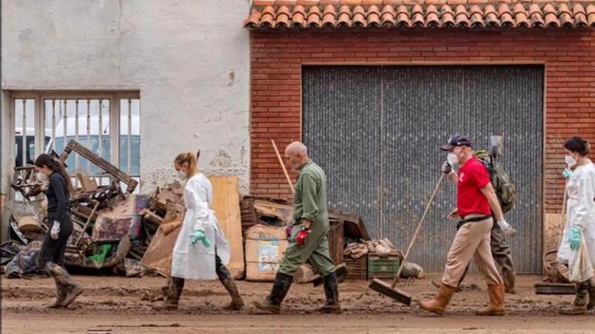 Una de las fotografías centrada en los trabajos de limpieza tras la inundación.