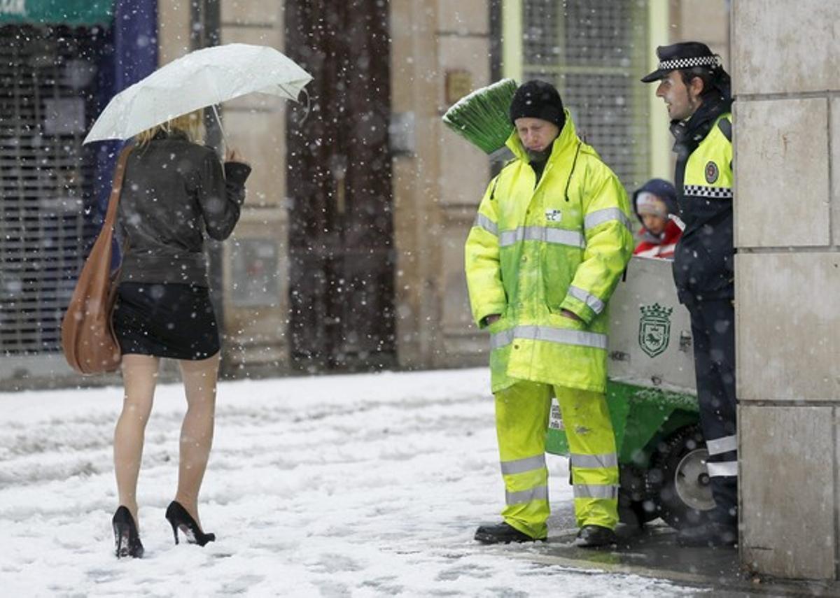 Una dona passeja pels carrers del Casco Viejo de Pamplona durant la intensa nevada que ha caigut sobre la capital navarresa.