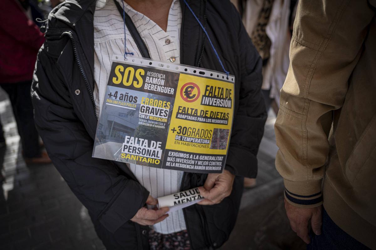 Protesta en Santa Coloma por las listas espera en salud mental