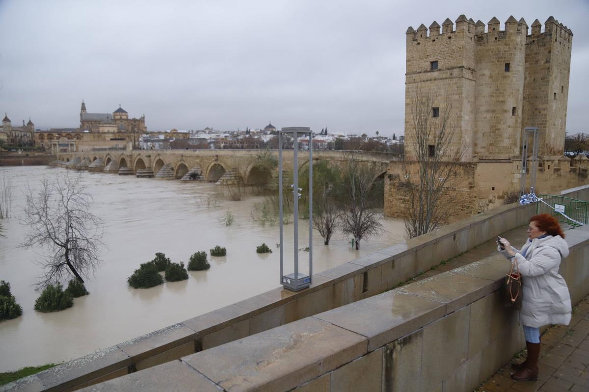 El río Guadalquivir, en umbral rojo a su paso por la capital