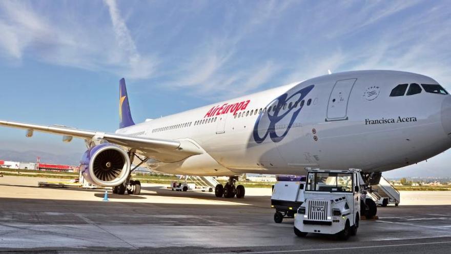 Ein Air Europa-Airbus auf dem Rollfeld am Flughafen von Palma de Mallorca.