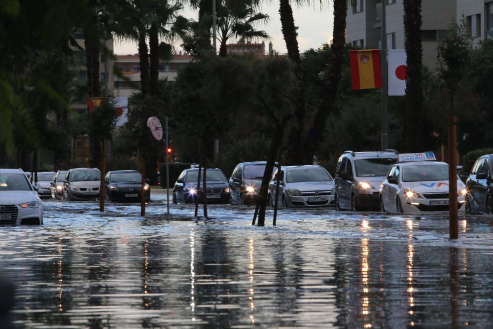 El paseo marítimo de Huelin y la calle Pacífico amanecían inundadas por el agua y provocando retenciones de tráfico.