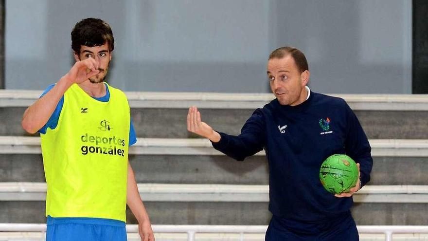 Quique Domínguez dando indicaciones durante un entrenamiento junto a Óscar Silva. // R. Vázquez