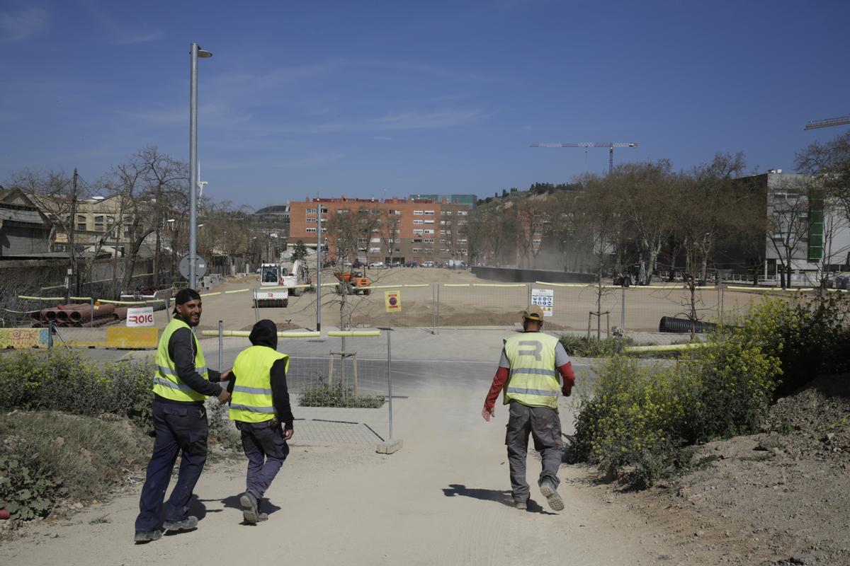 Obreros en la zona en plena reurbanización de la Marina del Prat Vermell.