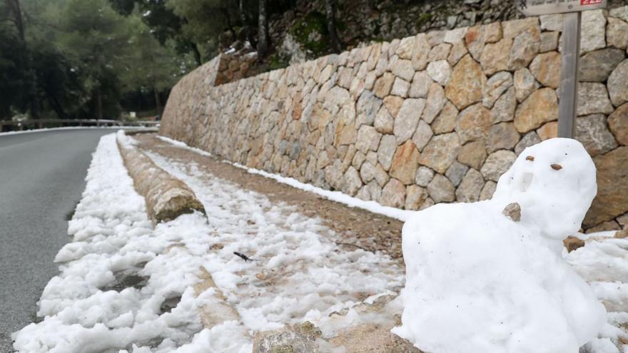 Lange halten die „muñecos de nieve“ (Schneemänner) auf Mallorca nicht.  | FOTO: ISAAC BUJ