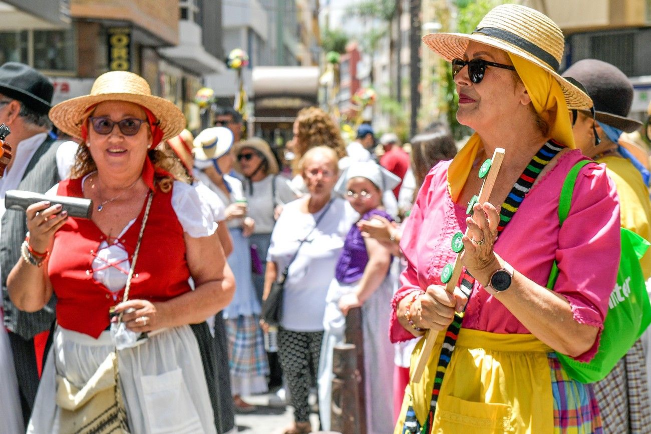 Una romería con bikini en Las Palmas de Gran Canaria