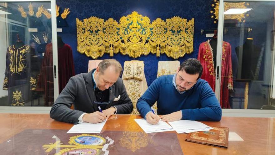 El bordador Jesús Rosado y el hermano mayor del Prendimiento en un momento de la firma del contrato.
