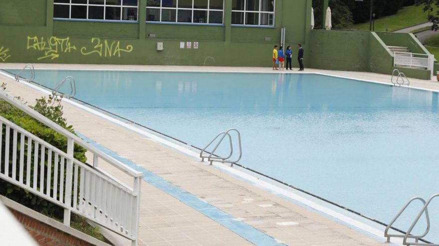 Estreno sin público de la temporada en las piscinas de verano | FERNANDO RODRÍGUEZ