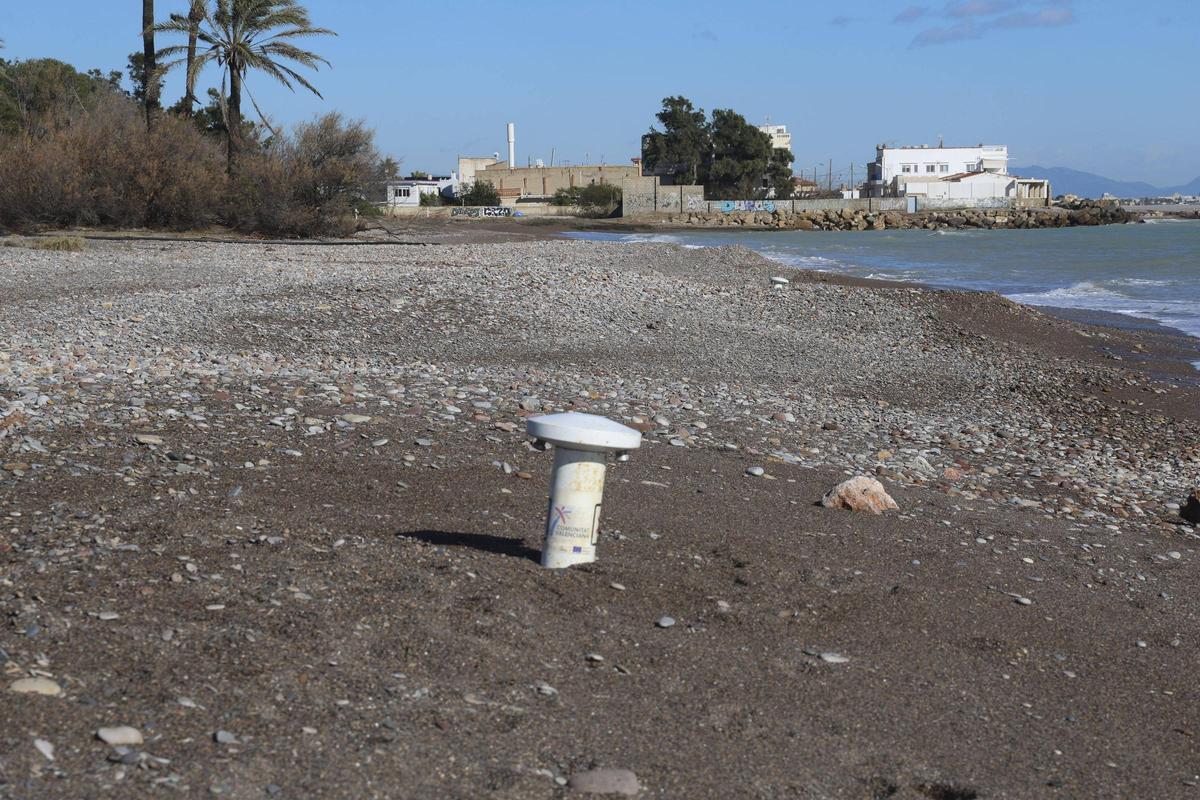 Imagen de la playa Malvarrosa de Corinto tras el temporal.