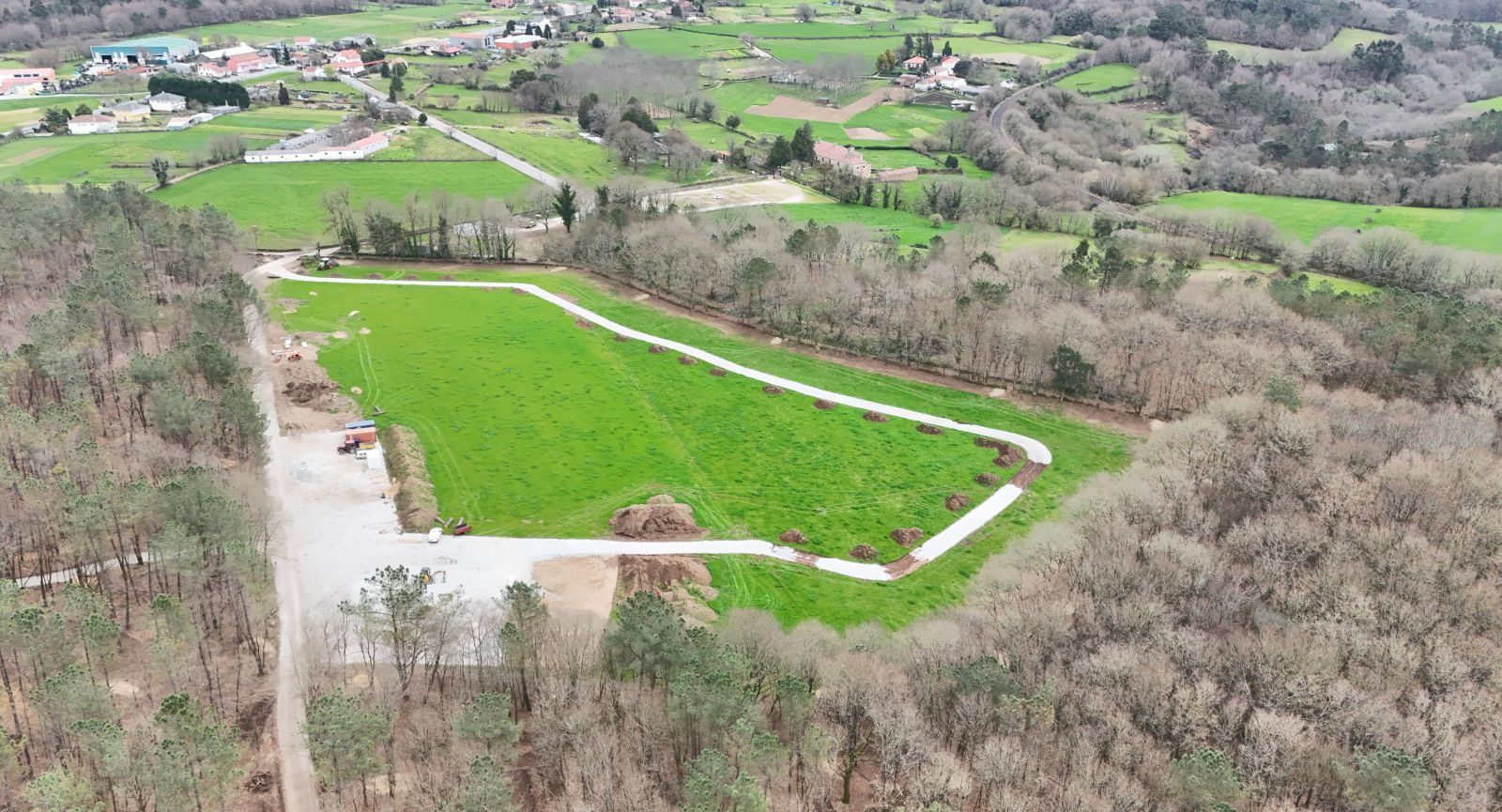 Imagen aérea de parte de las instalaciones, con el Pazo de Liñares (detrás de la zona verde, en el acceso principal al recinto y la carretera N-525 (al fondo a la izquierda) .