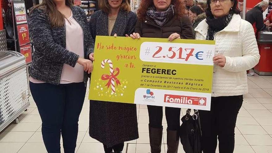 De izquierda a derecha, Nerea Quintela y Gabriela González, de Velgalsa-Eroski; y Francisca Luengo y Carmen López, de FEGEREC.