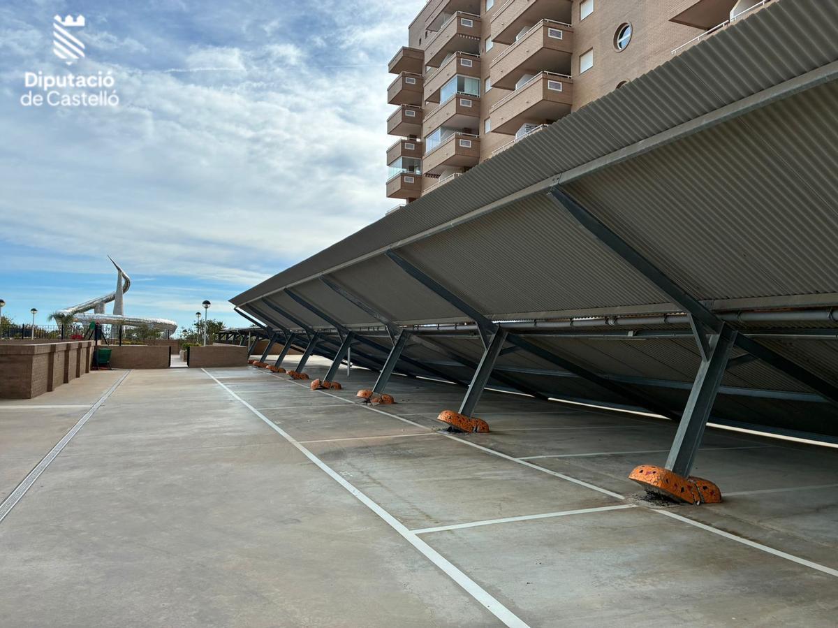 Un centenar de servicios devuelven la normalidad a Castellón tras el viento