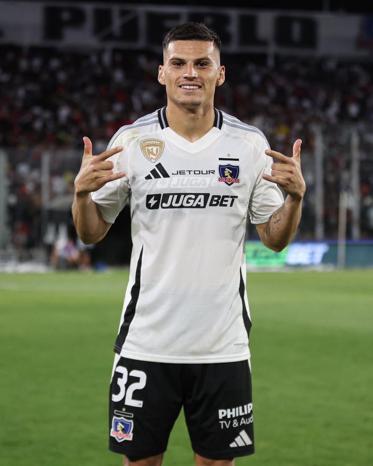 Lucas Cepeda celebra un gol durante su etapa en Colo-Colo.
