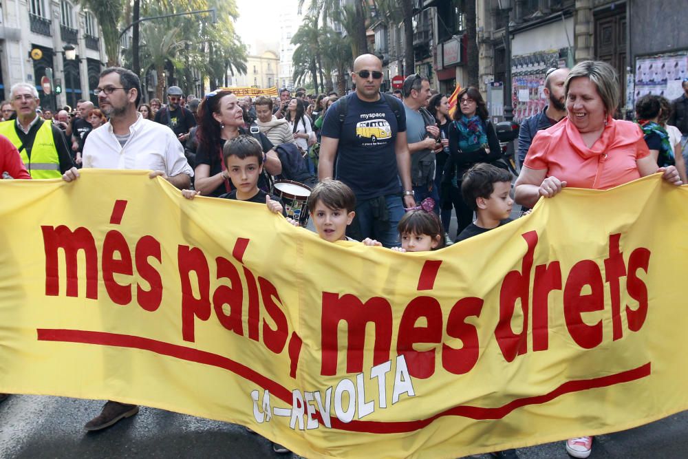 Manifestación en Valencia con motivo del 25 d'Abril