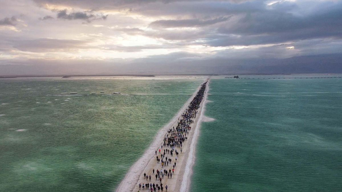 Ein Bokek (Israel), 07/02/2025.- Corredores en acción en el punto de partida de la 6ª Maratón del Mar Muerto en Ein Bokek, el Mar Muerto cerca de la frontera entre Israel y Jordania, Israel, el 07 de febrero de 2025. Según los organizadores, alrededor de 8.000 corredores participaron en la 6ª Maratón del Mar Muerto (Maratón, Jordania) EFE/EPA/ABIR SULTAN