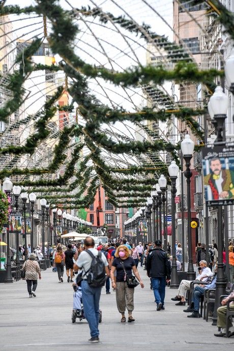 Colocado de alumbrado navideño en Triana