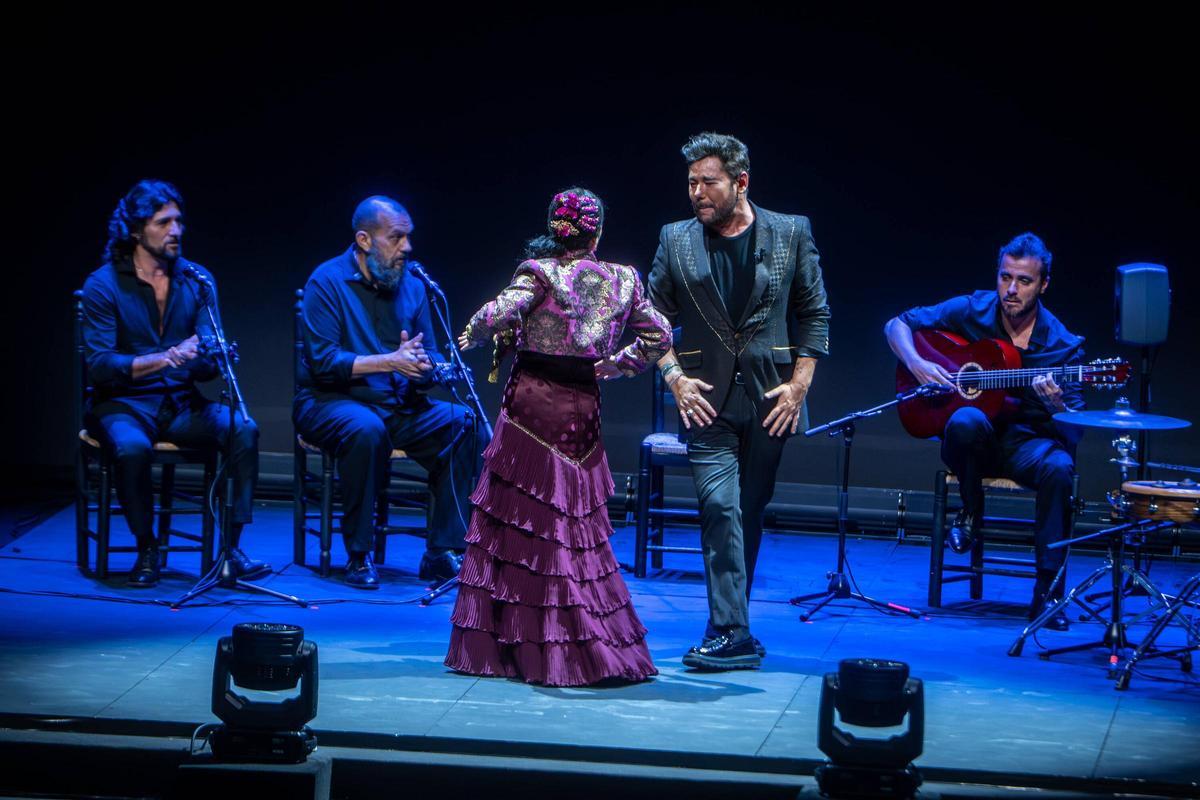 Eva Yerbabuena y Miguel Poveda, en su actuación en la ceremonia inaugural de Mondiacult 2025, en Barcelona, este lunes.