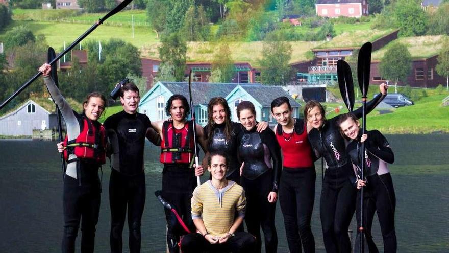 La zamorana, en el centro, con un grupo de amigos tras disfrutar de los kayak en los fiordos noruegos.