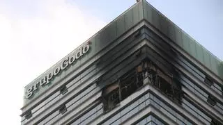 Incendio en la torre Godó de la Diagonal de Barcelona