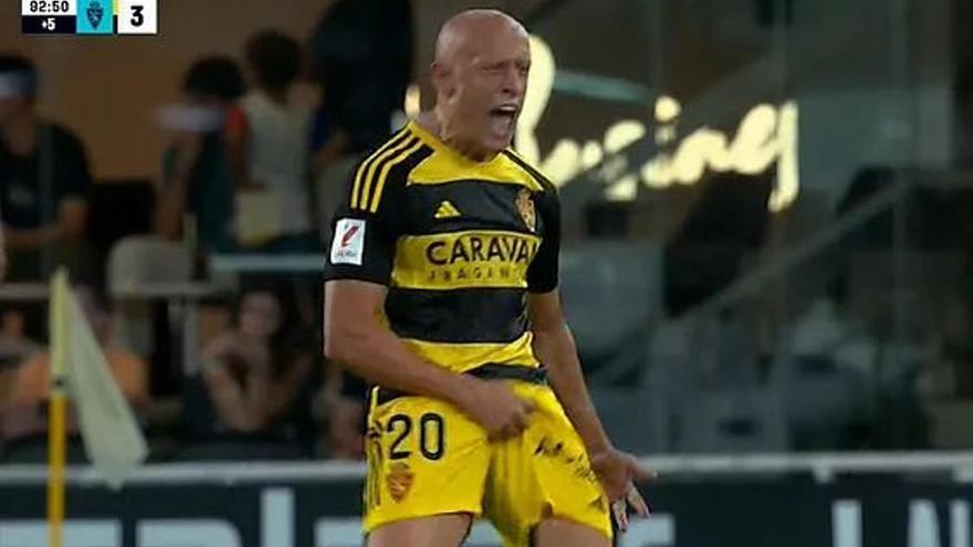 Escándalo en Segunda: Mollejo celebra a lo Rubiales el último gol del Zaragoza en Cartagena