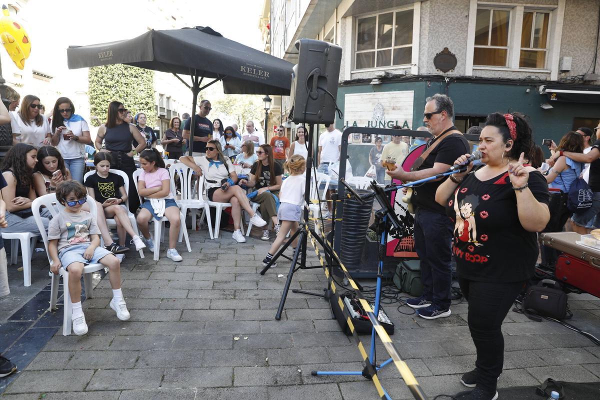 El grupo La Movida cantando en la esquina de Carreño Miranda con la calle La Estación.