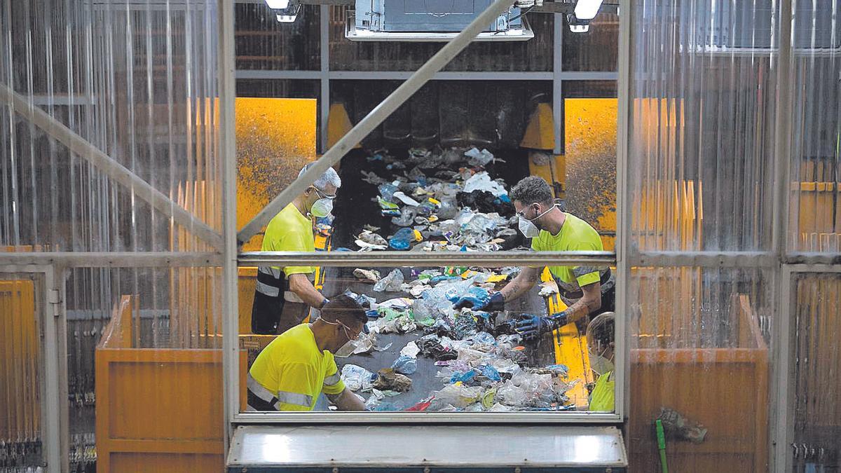 Varios operarios trabajan en las instalaciones de la planta de Guadassuar, en una imagen de archivo.