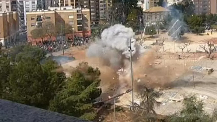 Susto en la mascletà de las Fallas de Burriana por una repentina explosión