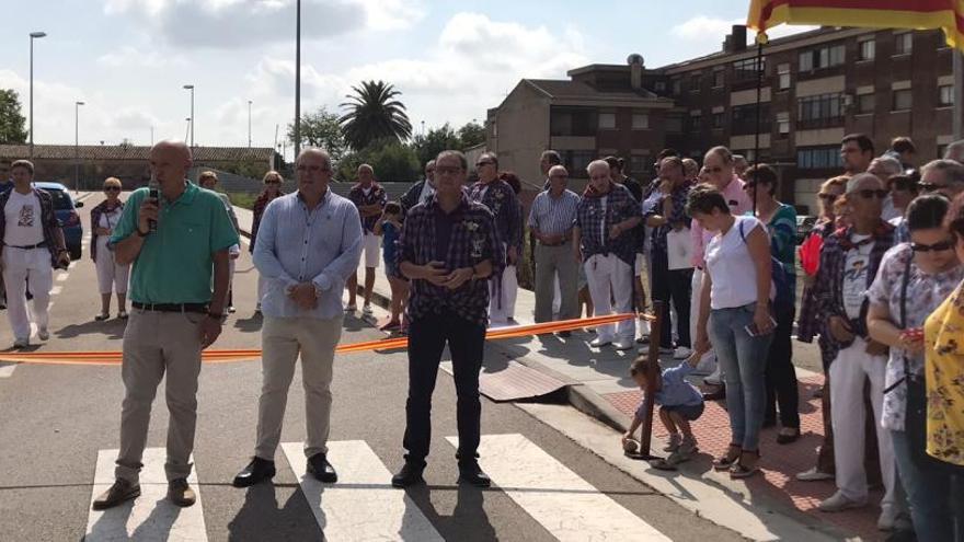 Los alcaldes de Alagón y Sax con Simón Díaz en la nueva calle