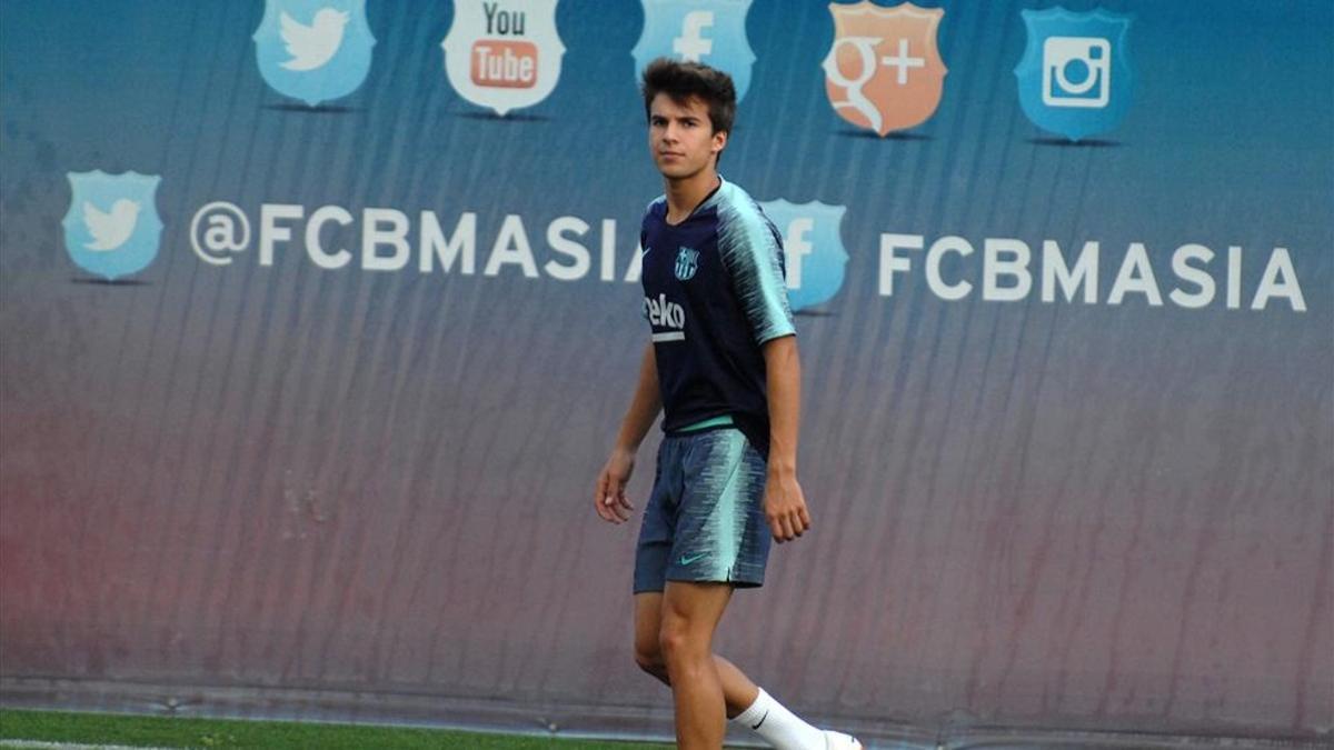 Riqui Puig sigue su paulatina integración en el primer equipo del FC Barcelona