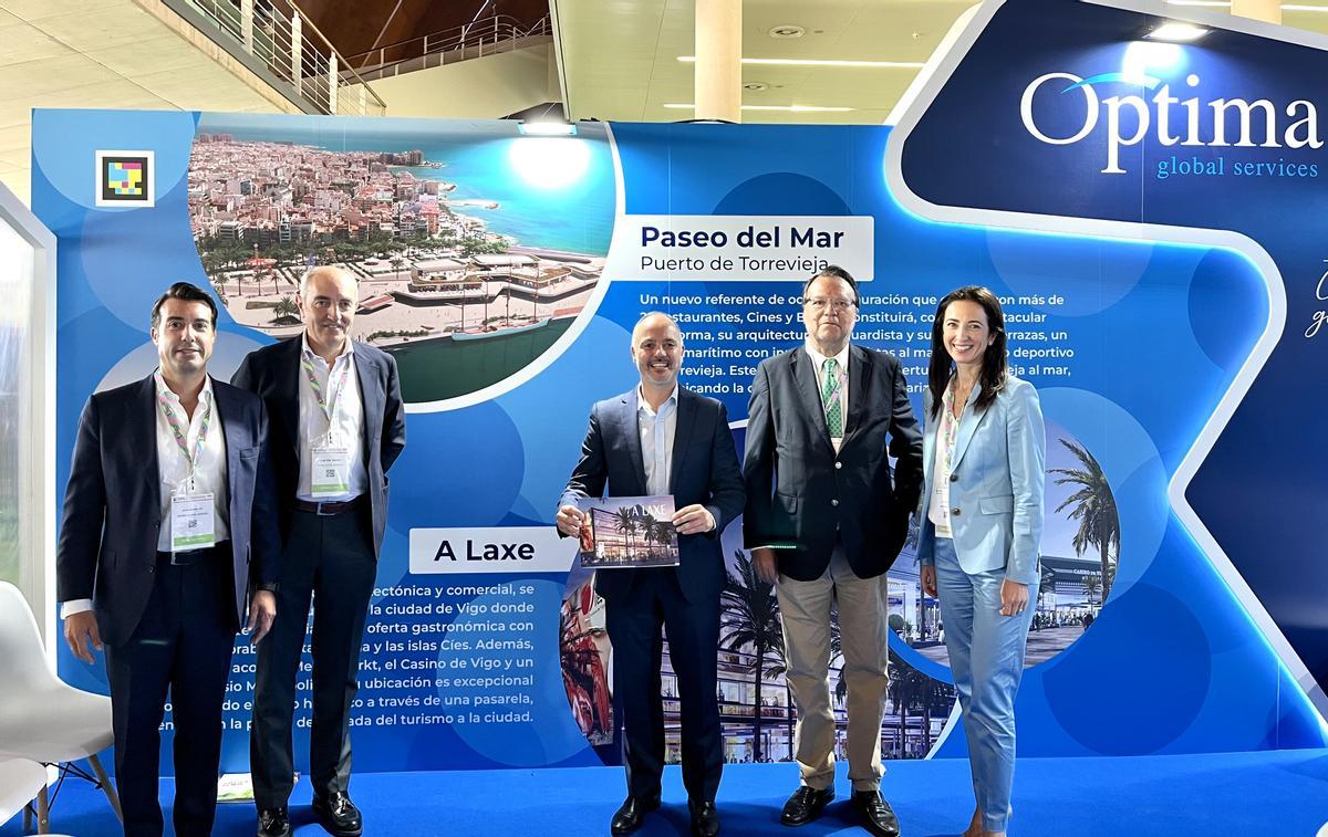 Javier Alcalde y Luis Vila, de Óptima, Regades, Monteseirín e Inés González, directora general del Consorcio de la Zona Franca de Vigo.