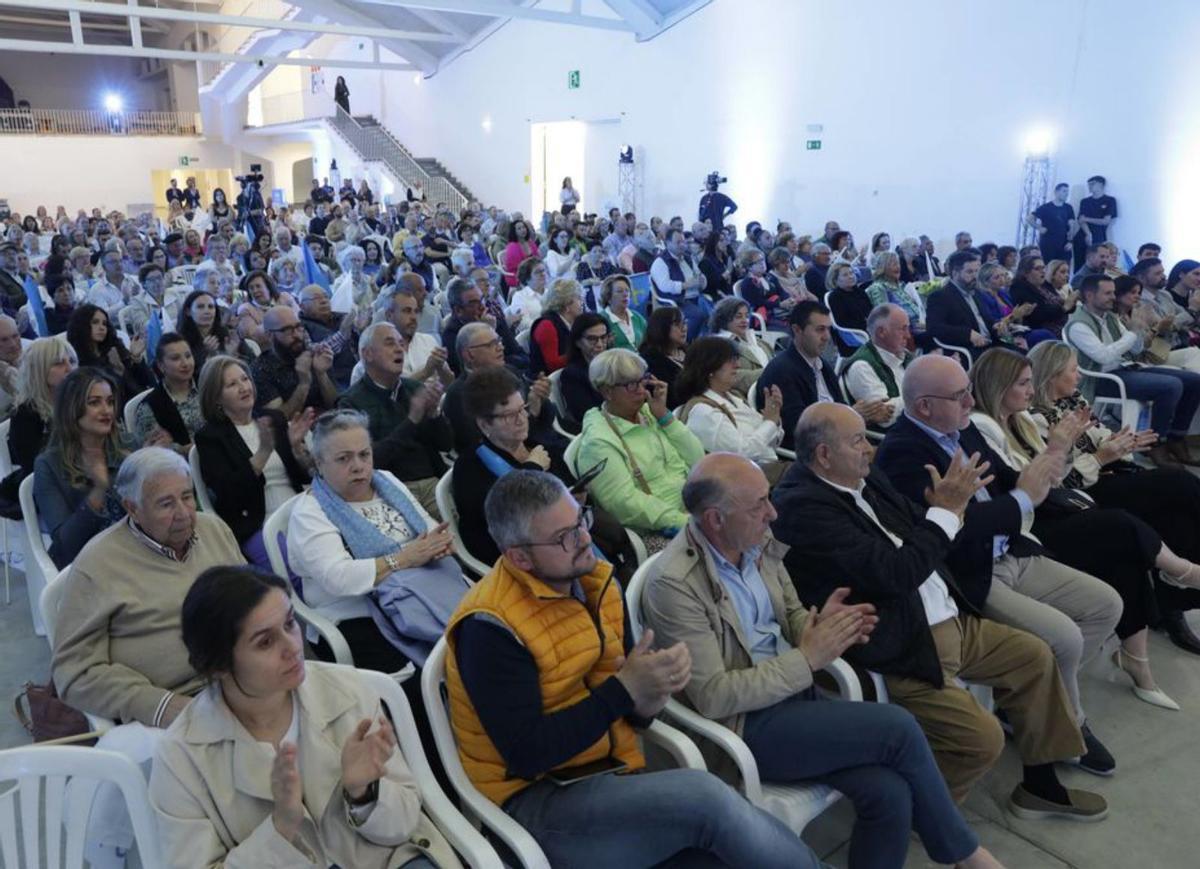Parte de los asistentes al acto, que abarrotaron la estancia. | Juan Plaza