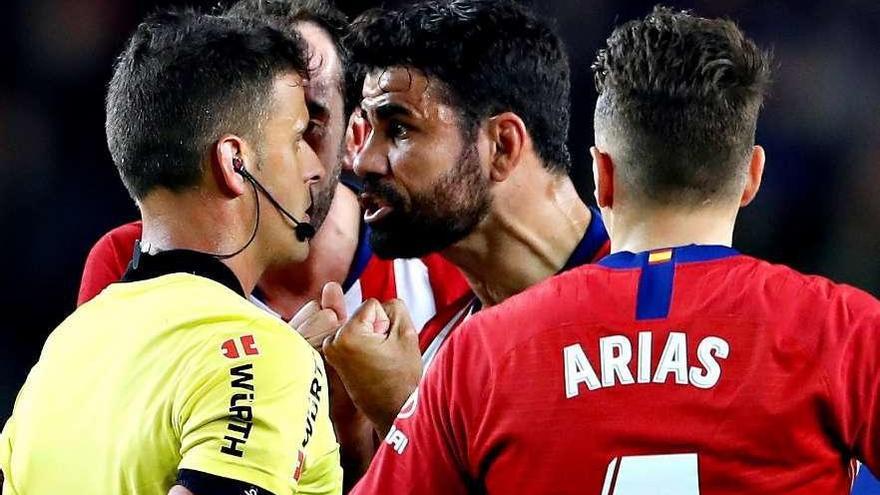 Diego Costa protesta a Gil Manzano tras ser expulsado en el Camp Nou. // Efe