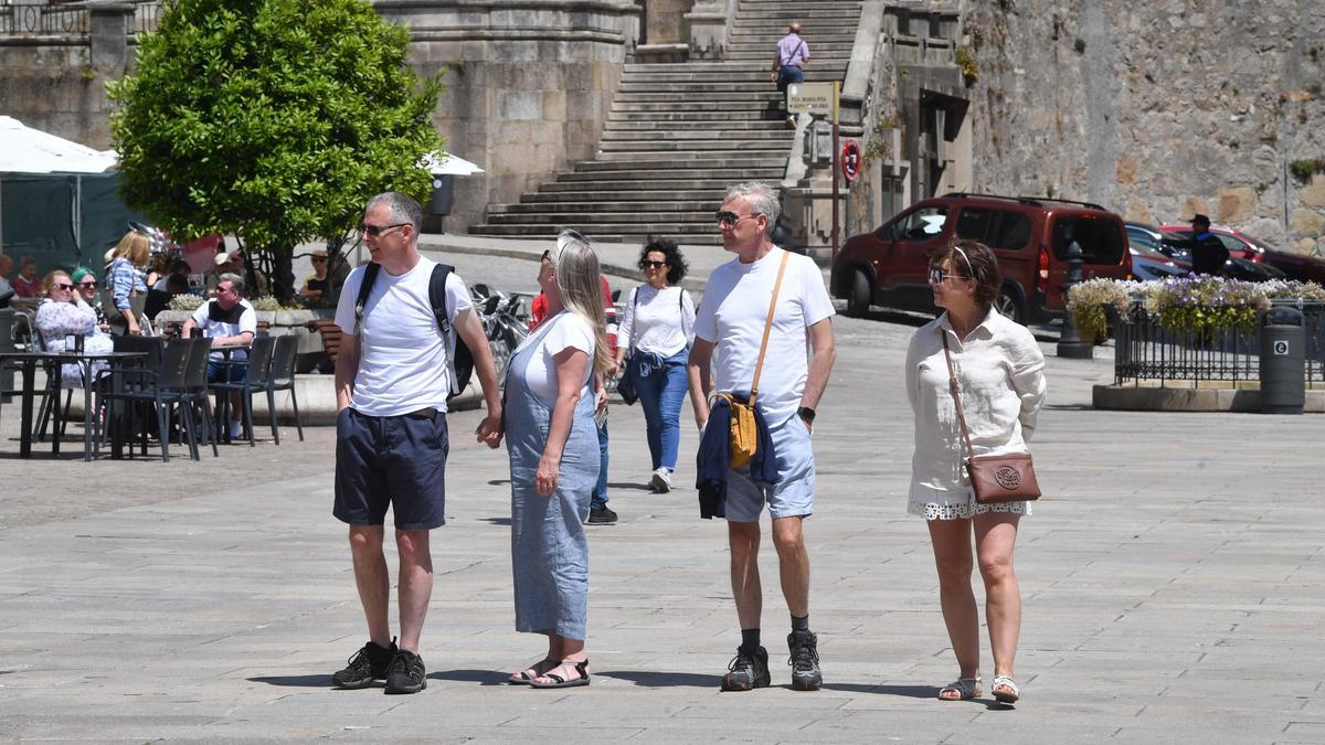Gente paseando en la plaza de María Pita