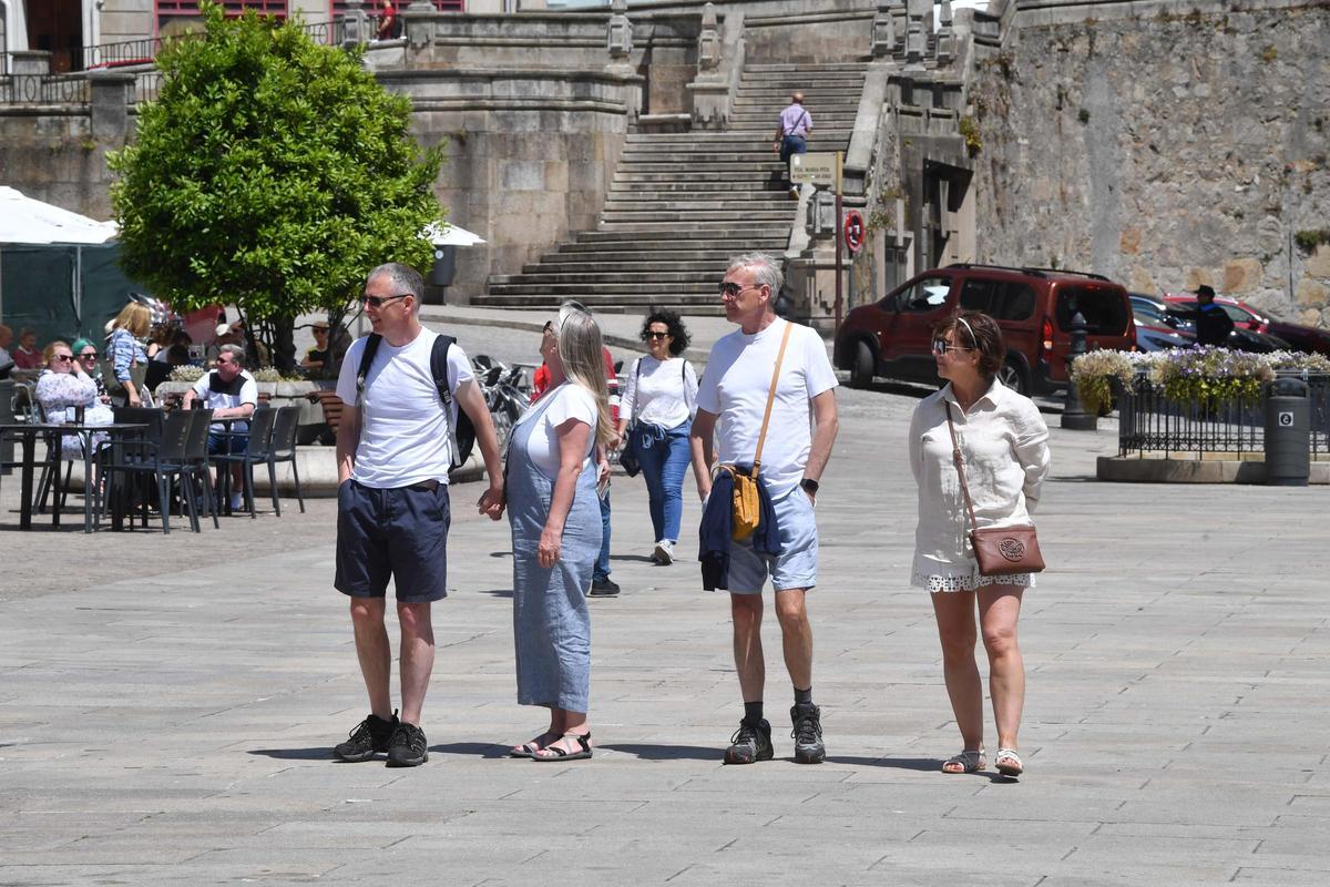 Gente paseando en la plaza de María Pita