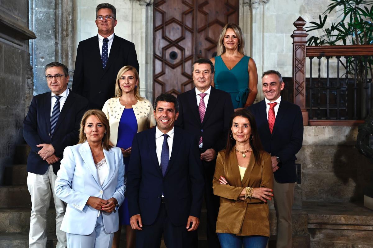 El nuevo Consell posa en el palau de la Generalitat tras los cambios acometidos por Mazón.