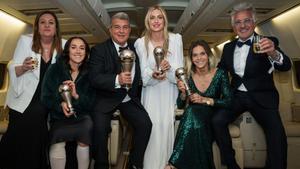 Alexia celebra el The Best (2023) junto a Mapi León, Lucy Bronze, Joan Laporta, Elena Fort y Xavi Puig