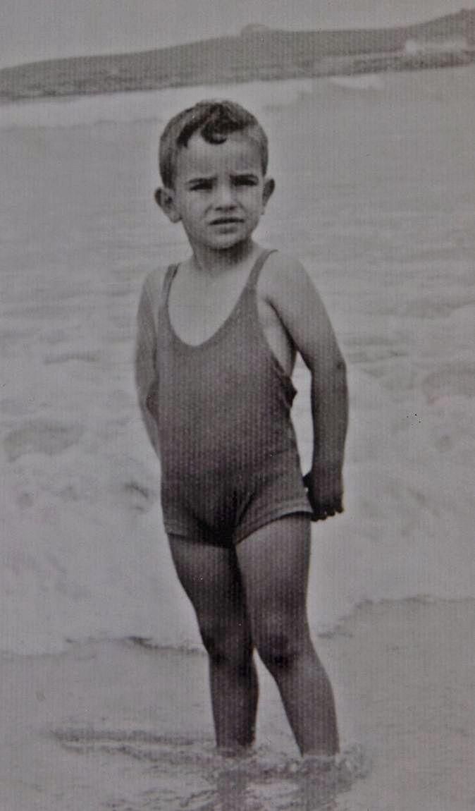 Chus Pedro en el año 1960, con 5 años, en la playa de San Lorenzo, en Gijón.