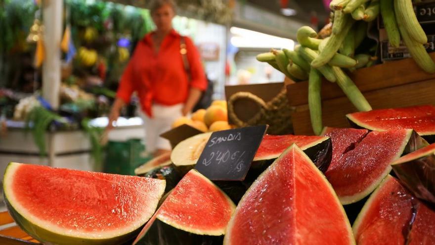 Sandías a 2,40 euros el kilo esta semana en una frutería de Alicante. / MANUEL R SALA