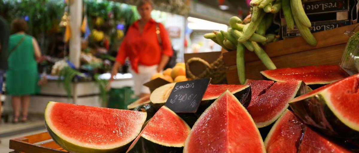 Sandías a 2,40 euros el kilo esta semana en una frutería de Alicante. / MANUEL R SALA