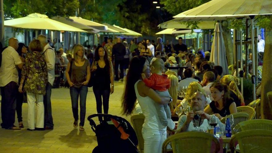 Terrazas de bar en la calle de la Fàbrica, en una imagen de archivo.