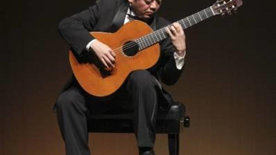Hiroshi Fujii emociona al público con un brillante recital de guitarra