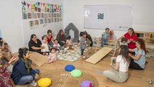 Un grupo de madres con sus hijas en el Espacio Familiar 0-3 de la Fundación de la Esperanza en Barcelona