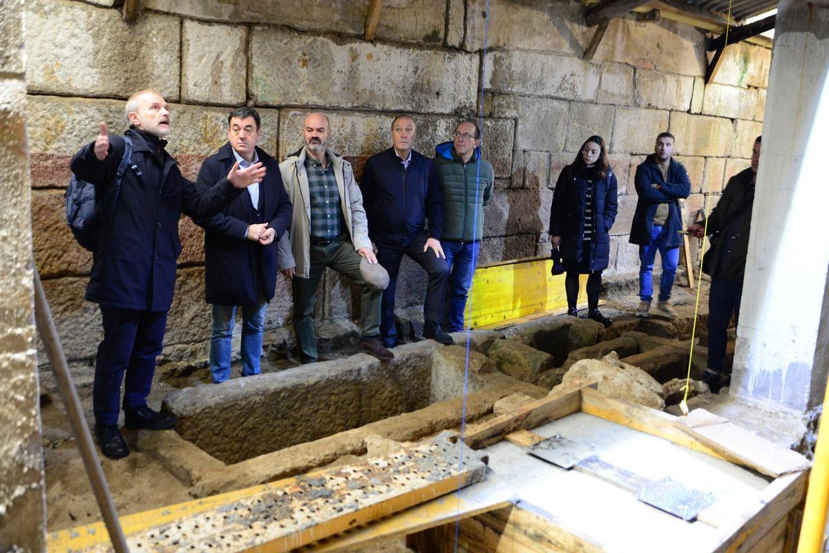 El arquitecto muestra los “lavaderos” de pescado hallados al levantar el suelo de la salazón Piñeiro.