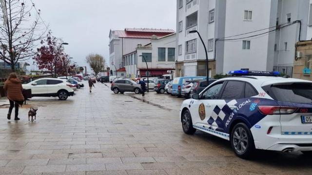 Un coche de la Policía Local de Vilagarcía junto al mercado.